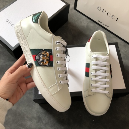 Gucci AAA Quality Sneakers For Men in 102654