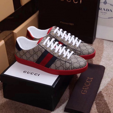 Gucci AAA Quality Sneakers For Men in 104295