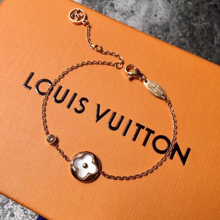 Louis Vuitton Bracelets in 111753