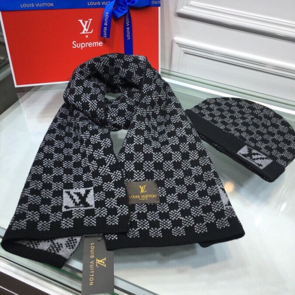 Louis Vuitton Winter Set Of Scarf and Beanies in 123087