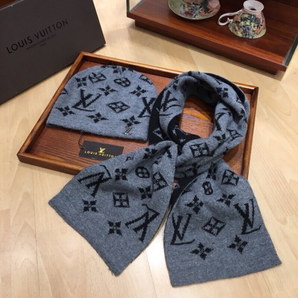 Louis Vuitton Winter Set Of Scarf and Beanies in 123089