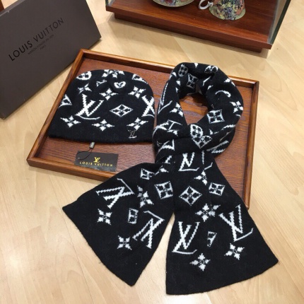 Louis Vuitton Winter Set Of Scarf and Beanies in 123090