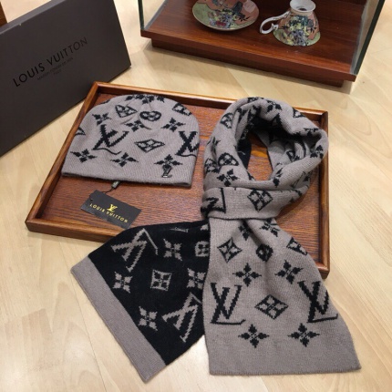 Louis Vuitton Winter Set Of Scarf and Beanies in 123091