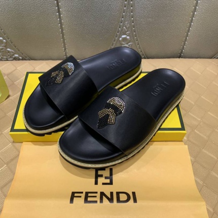 Fendi Slippers And Sandals For Men in 126756