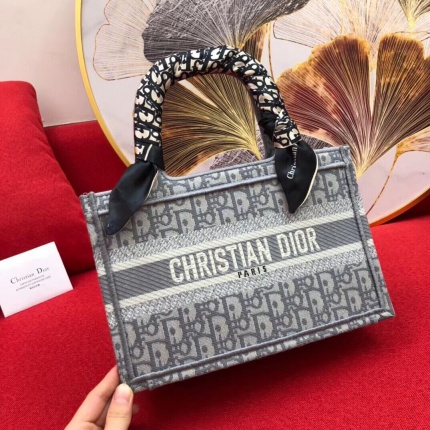 Dior AAA Quality Handbags in 129234