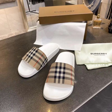 Burberry Slippers For Men in 129306