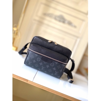 AAA quality Louis Vuitton Shoulder Bags For Men in 132454
