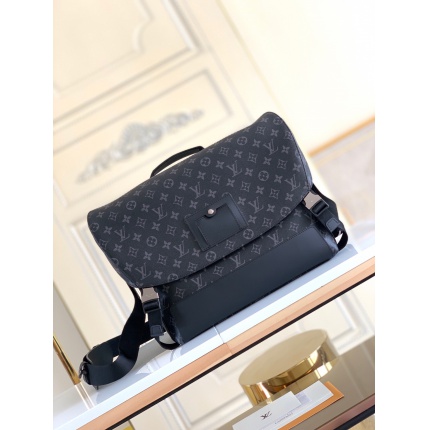 AAA quality Louis Vuitton Shoulder Bags For Men in 132458