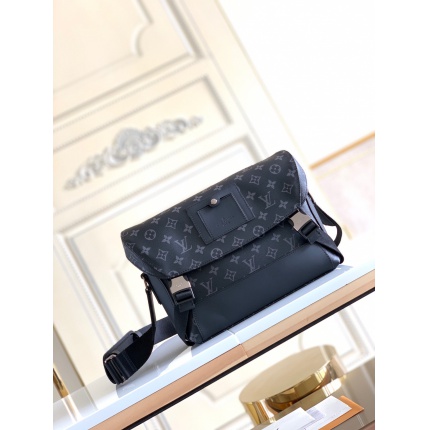 AAA quality Louis Vuitton Shoulder Bags For Men in 132459