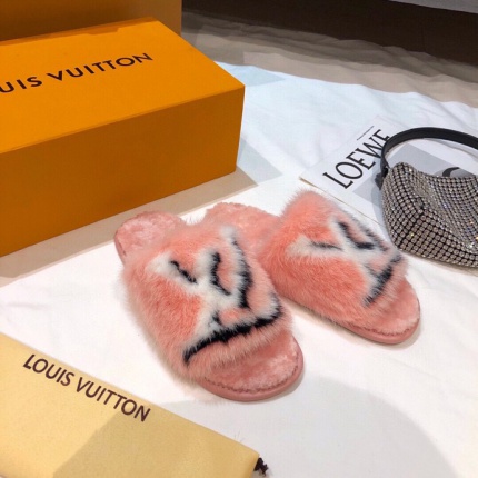 Louis Vuitton Slippers For Women in 133386
