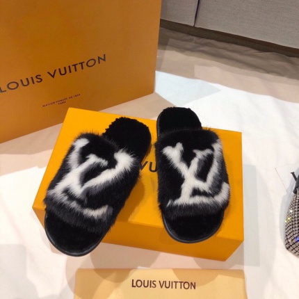 Louis Vuitton Slippers For Women in 133387