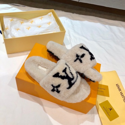 Louis Vuitton Slippers For Women in 133389