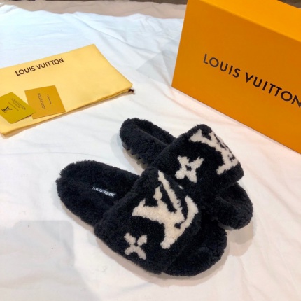 Louis Vuitton Slippers For Women in 133390