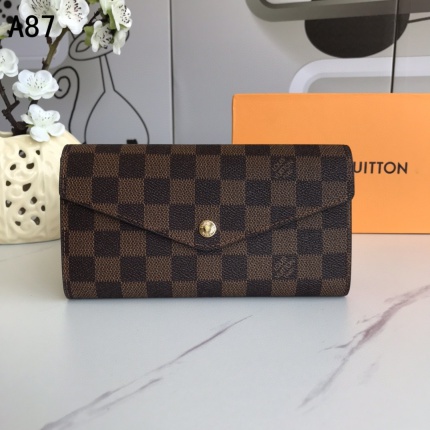 Louis Vuitton AAA Quality Wallets in 135031