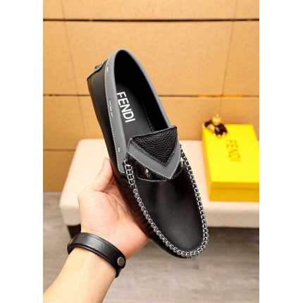 Fendi Leather shoes For Men in 136274