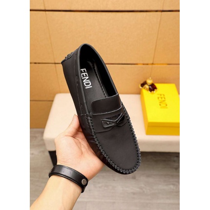 Fendi Leather shoes For Men in 136275