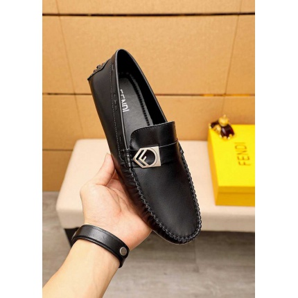 Fendi Leather shoes For Men in 136280
