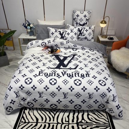 Louis Vuitton Bed Sheets in 136870