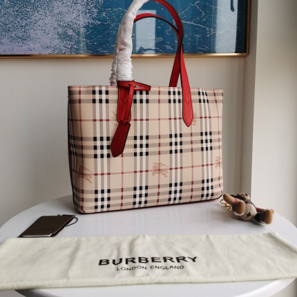 New Arrivals Burberry Top quality Handbags in 137032