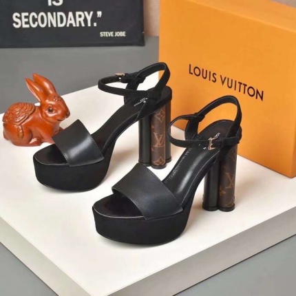 Louis Vuitton Slippers For Women in 138037