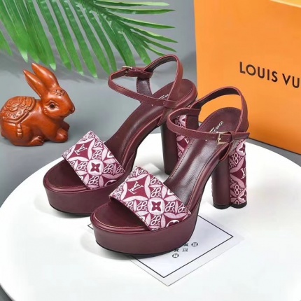 Louis Vuitton Slippers For Women in 138038