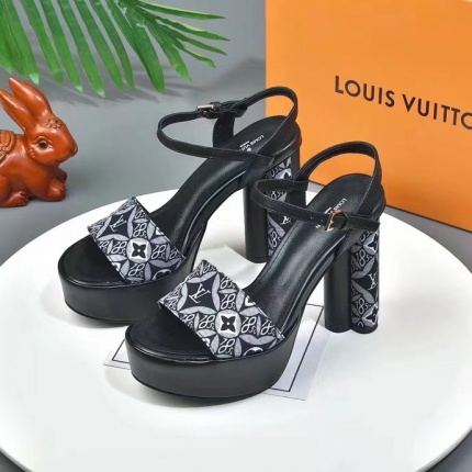 Louis Vuitton Slippers For Women in 138039