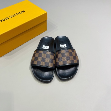 Louis Vuitton Slippers For Men in 138589