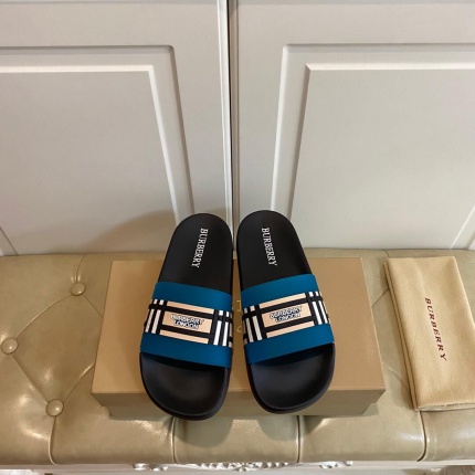 Burberry Slippers For Men in 138970