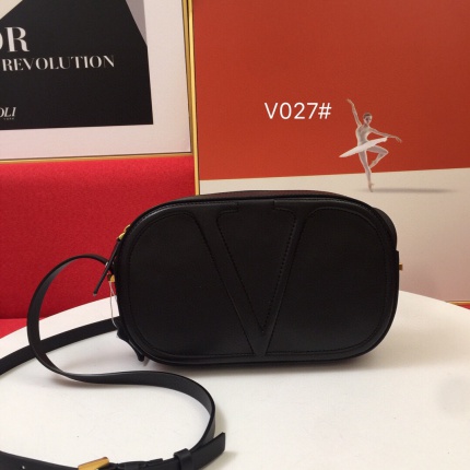 Valentino AAA quality Handbags in 139162