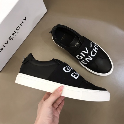 Givenchy Sneakers For Men in 141319