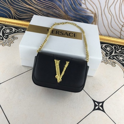 Versace  AAA Quality Handbags in 142382