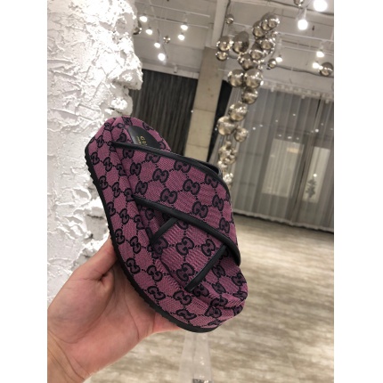 Gucci Slippers For Women in 142408