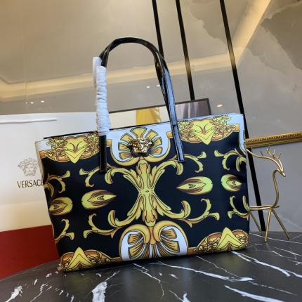 Versace  AAA Quality Handbags in 142469