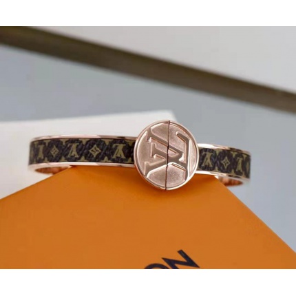 Louis Vuitton Bracelets in 142557