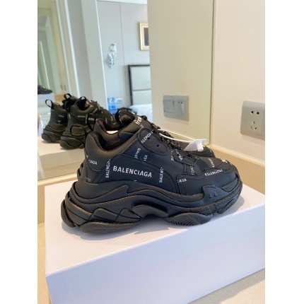 Balenciaga Triple Sneakers in 143640