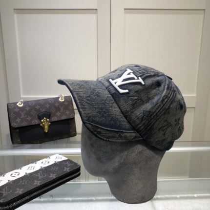Louis Vuitton  Hats in 143892