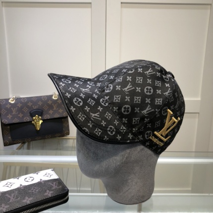 Louis Vuitton  Hats in 143904