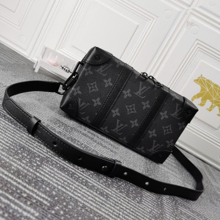 Louis Vuitton AAA+++ bags For Men in 144476