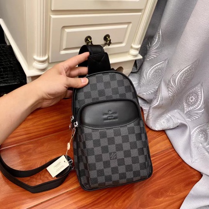 Louis Vuitton AAA quality Cross Shoulder Bags For Men in 145171