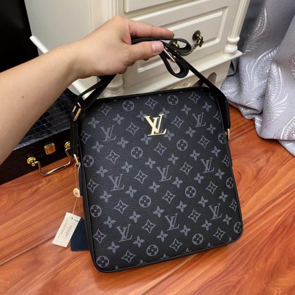Louis Vuitton AAA quality Cross Shoulder Bags For Men in 145179
