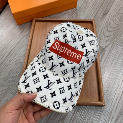 Louis Vuitton  Hats in 149093