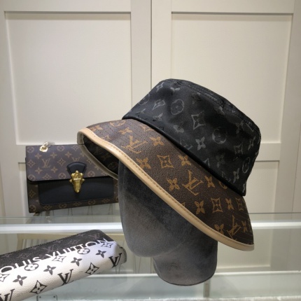Louis Vuitton  Hats in 149097