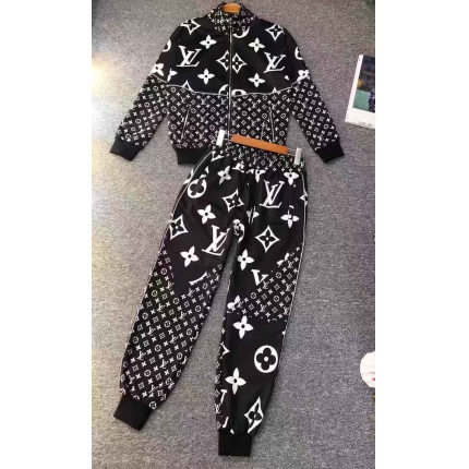 Louis Vuitton Tracksuits of women 1061 S-XL in 152579