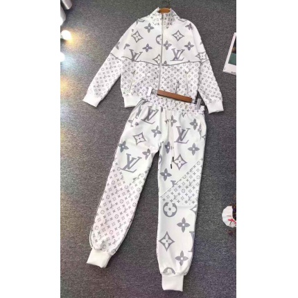 Louis Vuitton Tracksuits of women 1061 S-XL in 152580