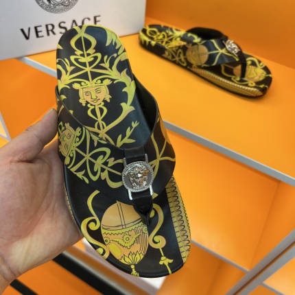 Versace Slippers For Men in 154827