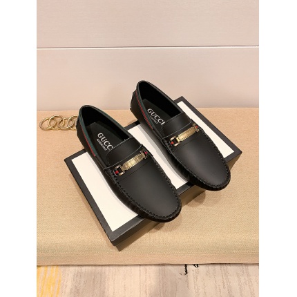 Gucci Leather loafers Shoes For Men in 154835