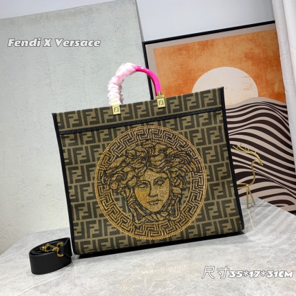 Versace  AAA Quality Handbags in 155563