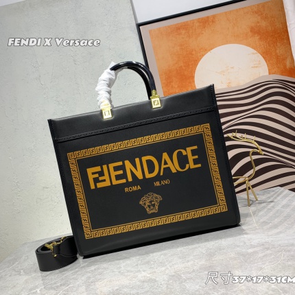 Versace  AAA Quality Handbags in 155565