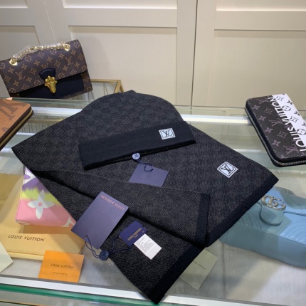 New Arrivals Louis Vuitton Cashmere Scarf and Hat a Set in 157623