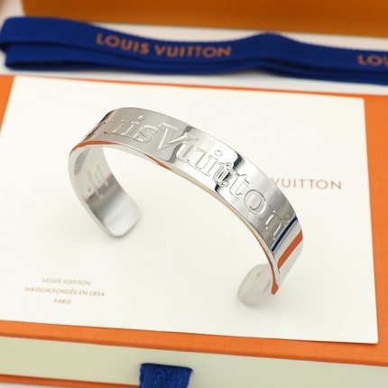 Louis Vuitton Bracelets in 157982